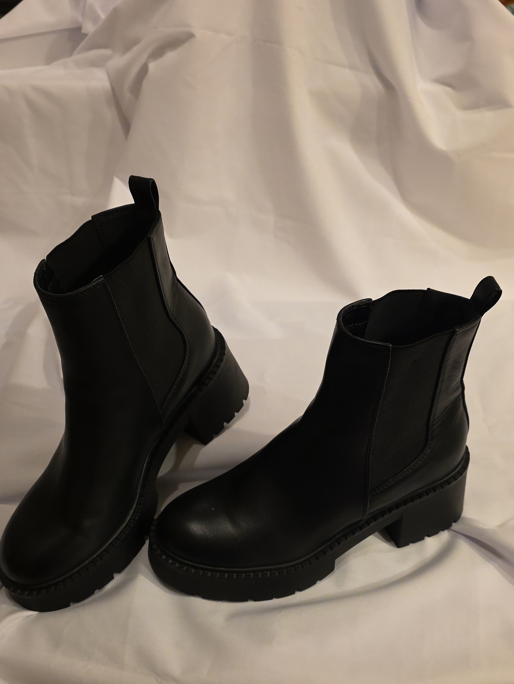 Black Madden Girl Chelsea Ankle Boots  Lug Sole Style Has Goth Punk Rock Look 9M